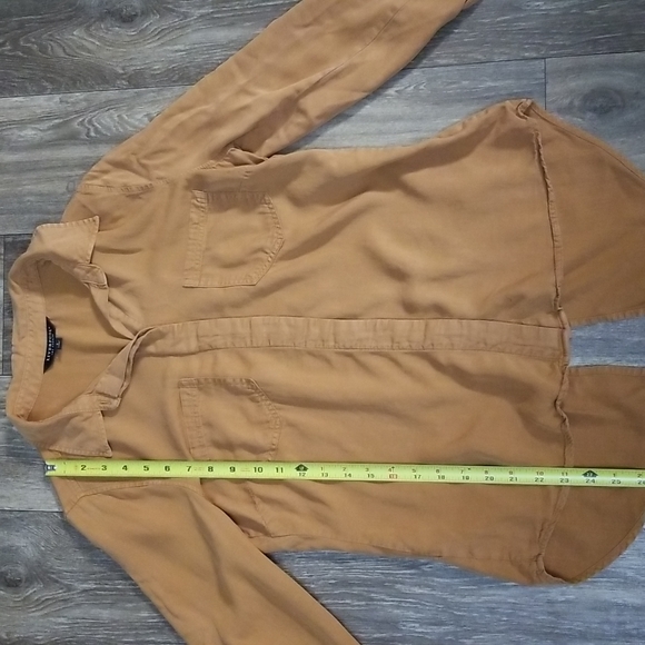 Liverpool Jeans Company Hidden Placket Button Up in Honey Size Small - Picture 6 of 9